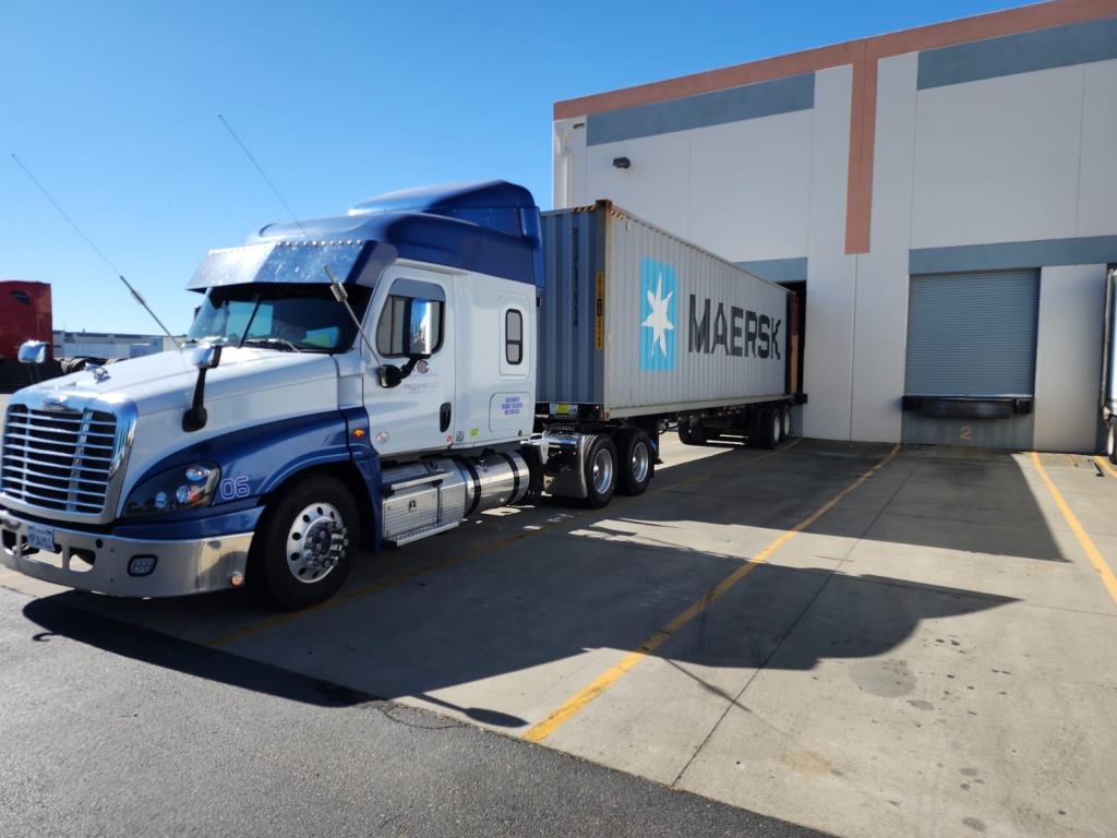 comex logistics llc drayage truck delivering a 40ft Maersk container customer